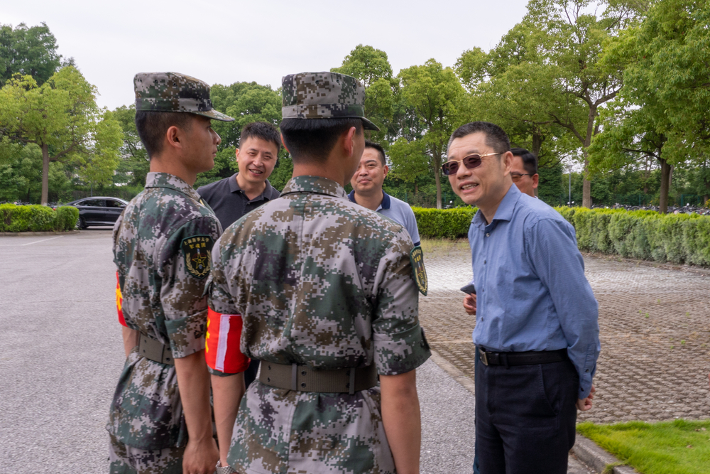校长陆靖慰问军训教官及全体受训学生