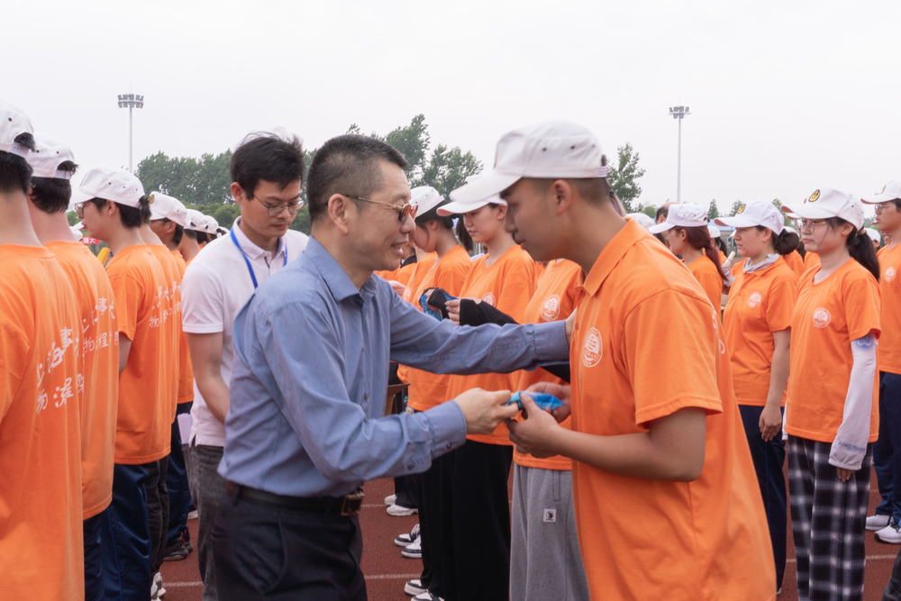 校长陆靖慰问受训学生