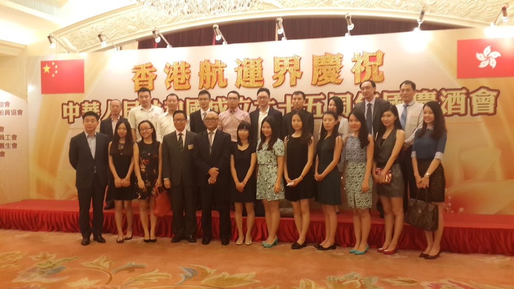 我校在港校友代表出席香港航运界国庆酒会合影