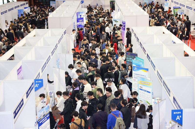 智能服务添新翼 AI求职成“人气打卡点”——上海海事大学举办2026届秋季校园招聘会