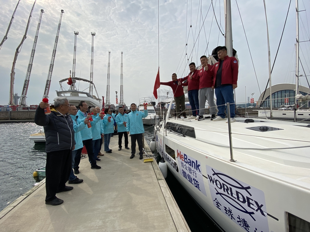 “新茉莉”号帆船鸣笛起航