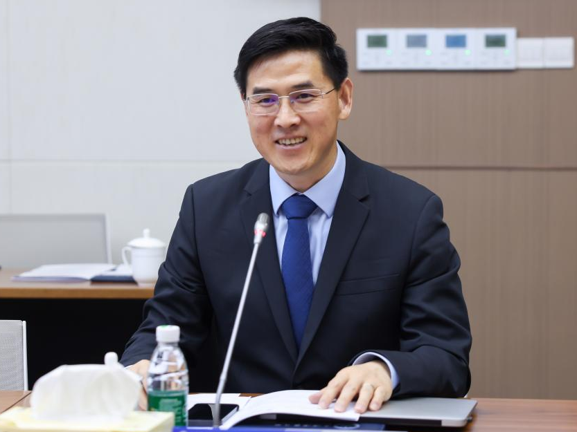 法学院教授郭冉主持“主旨报告”环节