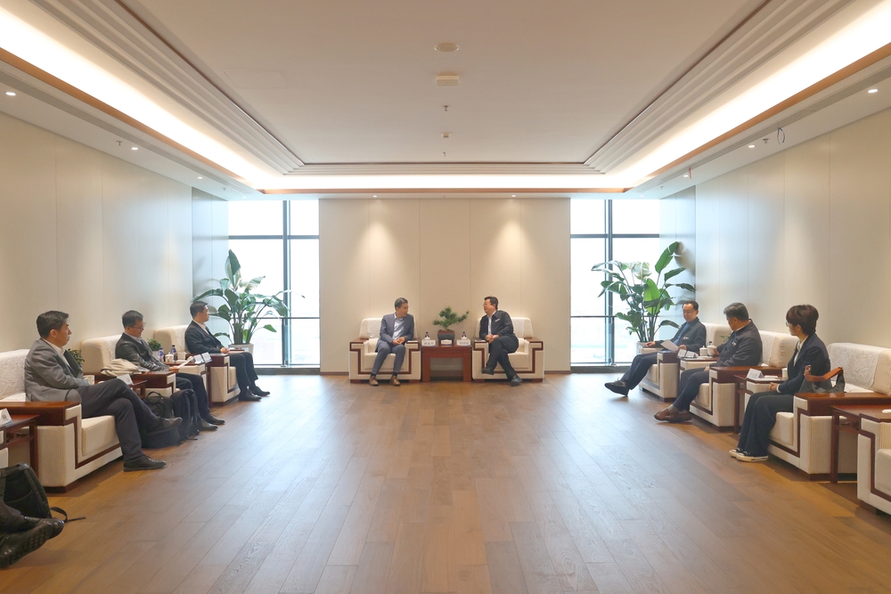 初北平校长一行调研山东港口烟台港