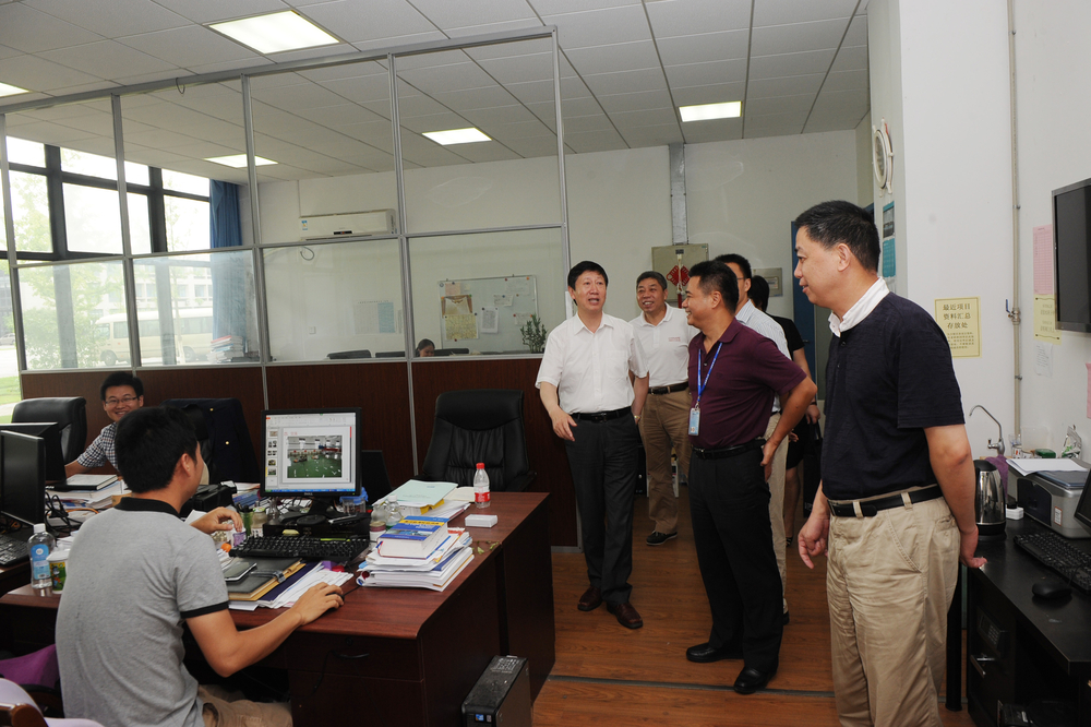 校领导亲切慰问暑期坚持工作的科研骨干