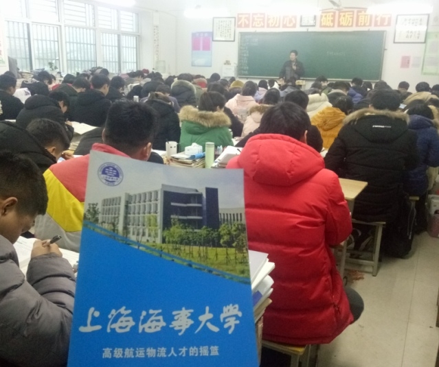 志愿者分发我校招生宣传册