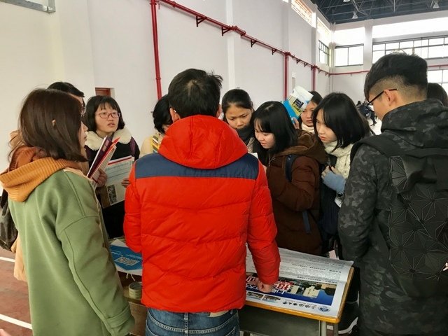 志愿者在广西重点中学桂林市第十八中学进行招生宣传