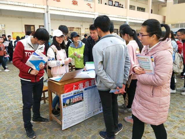 志愿者在广西重点中学宾阳中学进行招生宣传