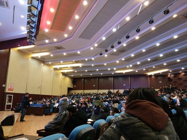 志愿者在安徽省重点中学寿县一中进行招生宣传