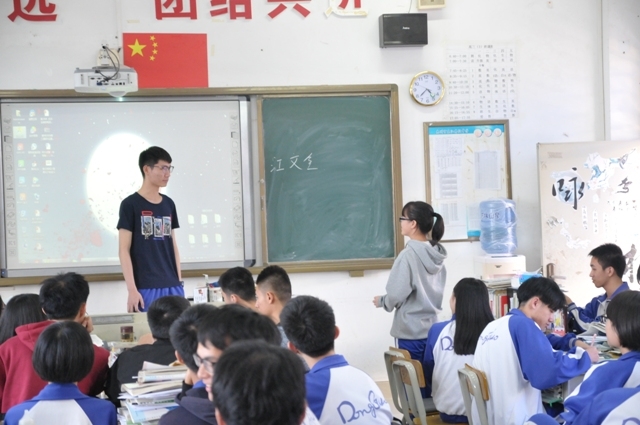 志愿者为高三学生解答疑问