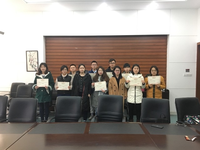 招生办公室为招生宣传志愿者颁发荣誉证书