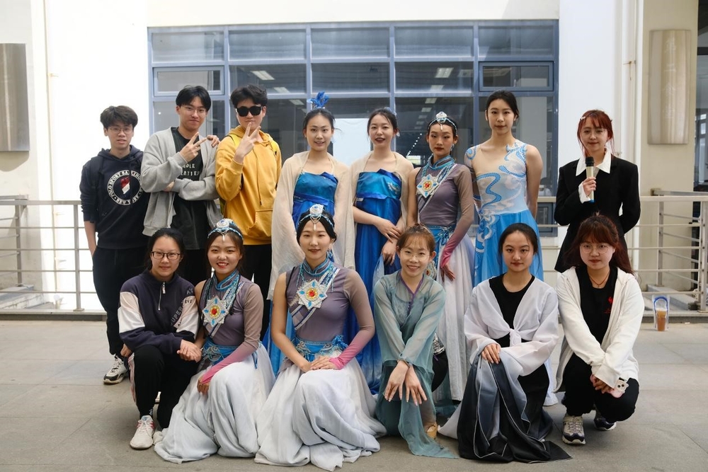 艺术团表演学生合影