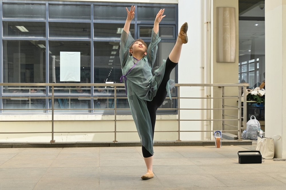 动作流畅自然，肢体柔和的舞蹈《雨霖铃》表演