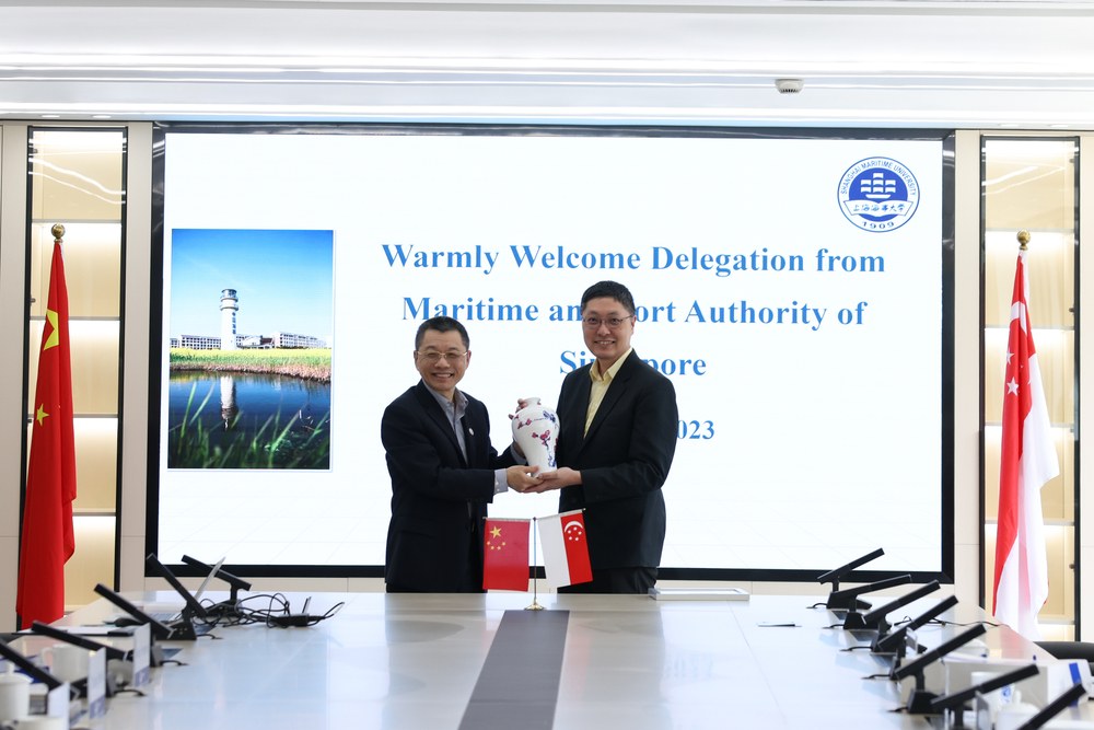 双方互赠纪念品