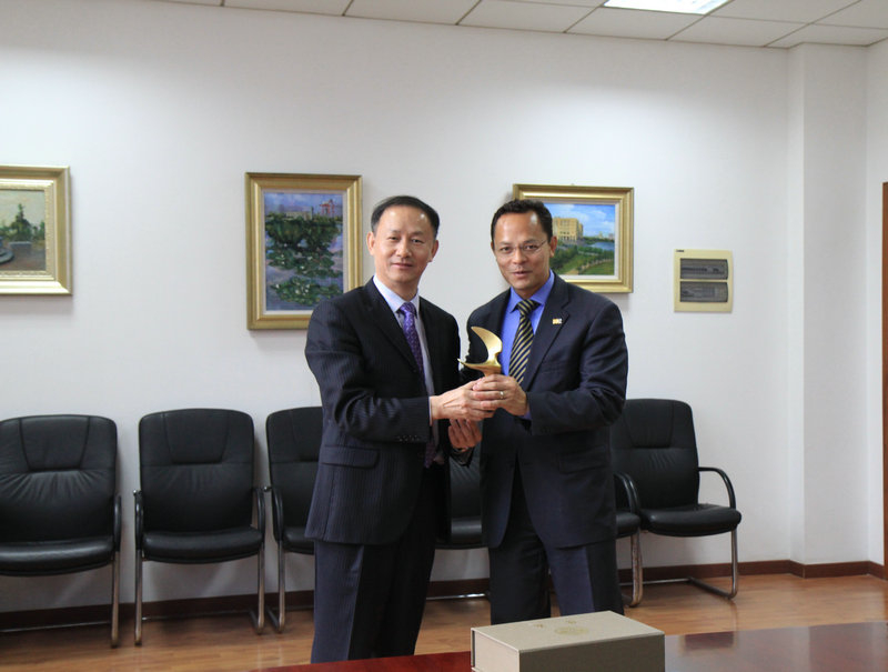 加州大学河滨分校副校长Hieu Nguyen一行来访