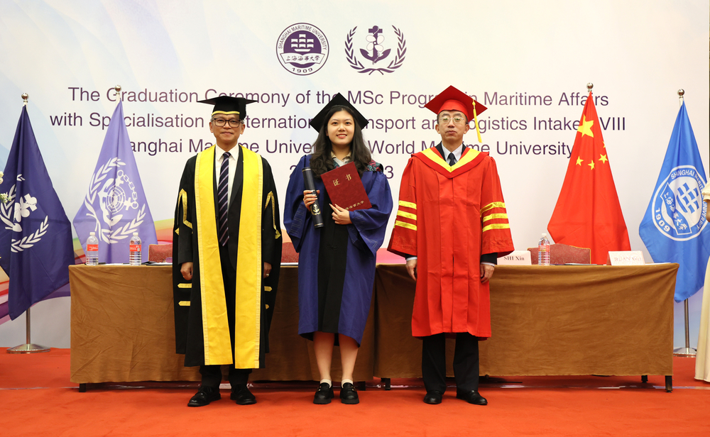 两校校长为毕业生授证