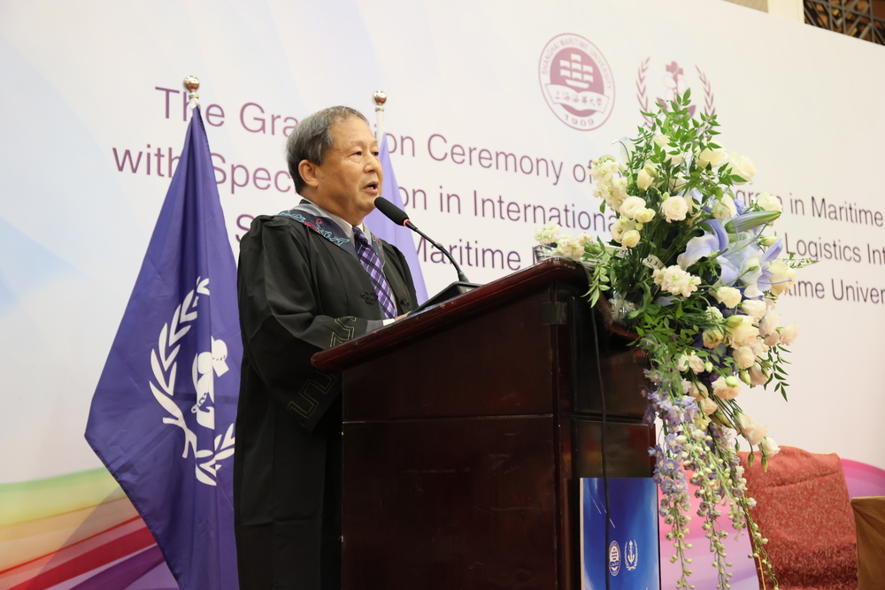 世界海事大学副校长马硕宣布优秀学员和优秀毕业论文名单并颁发证书