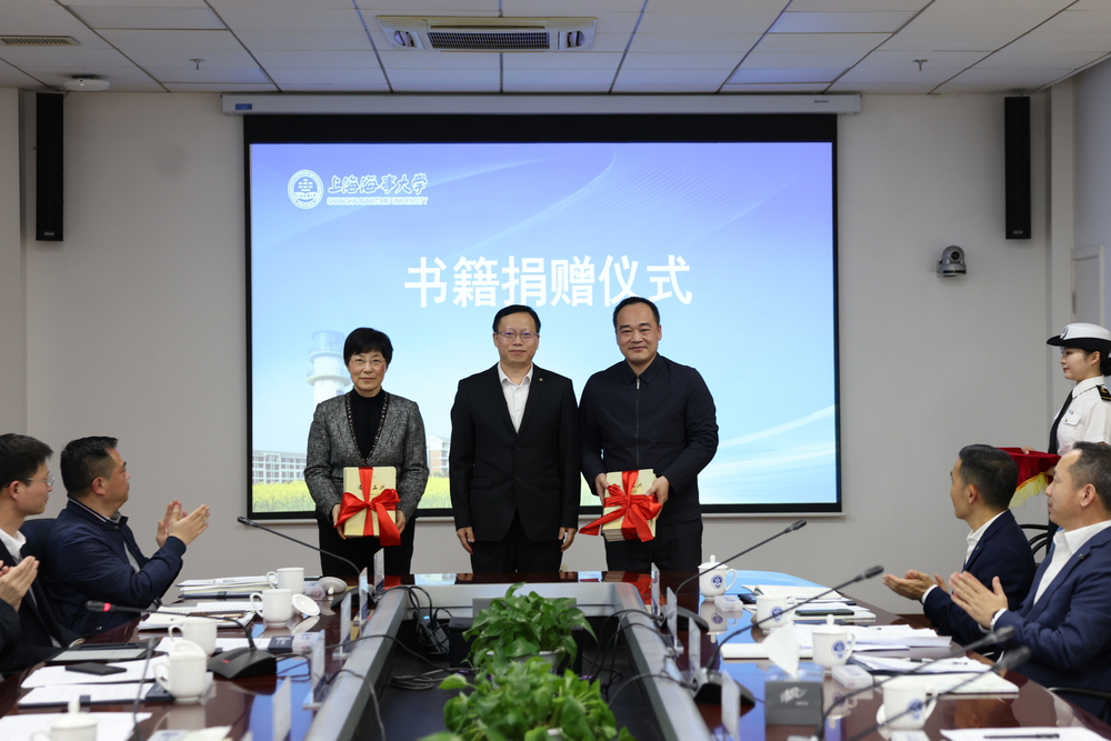 书籍捐赠仪式