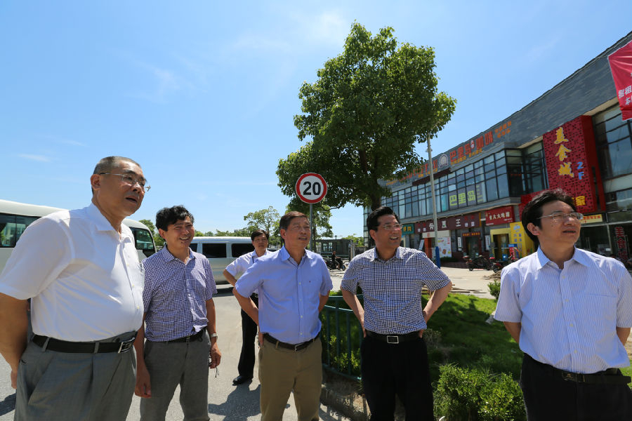 南汇新城镇袁胜明镇长一行到我校共享区商业街现场办公