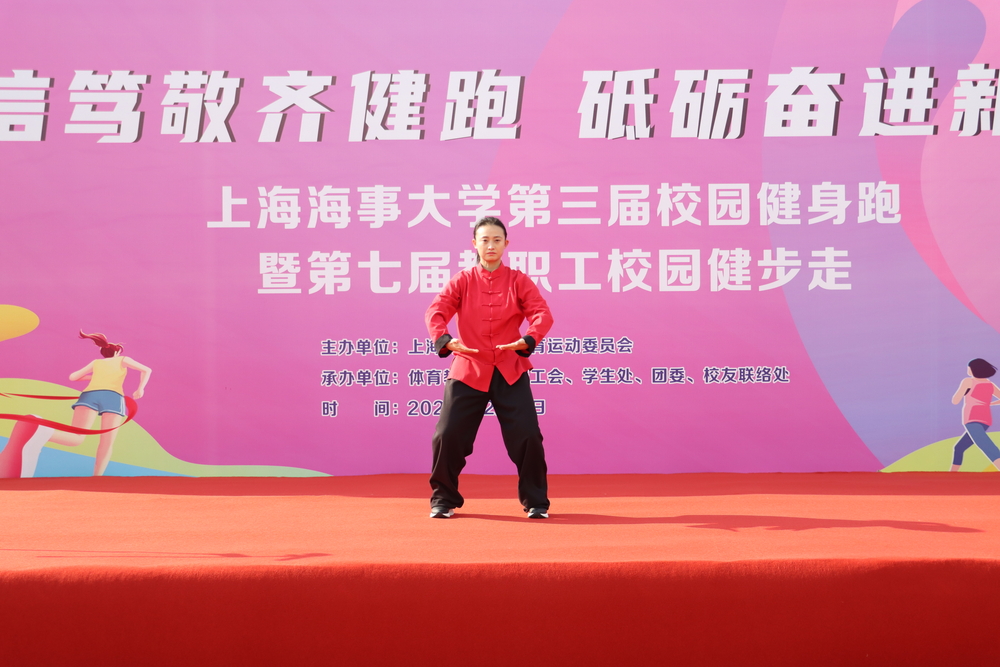 体育教学部青年教师徐海凤带领热身 