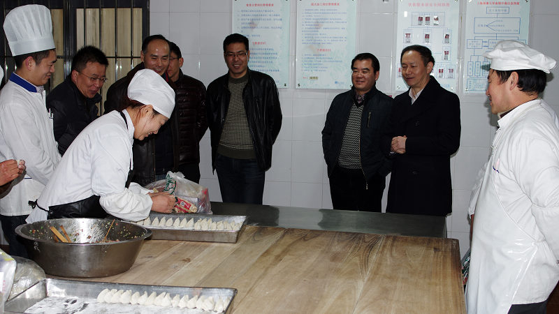 校领导慰问节日值守岗位职工