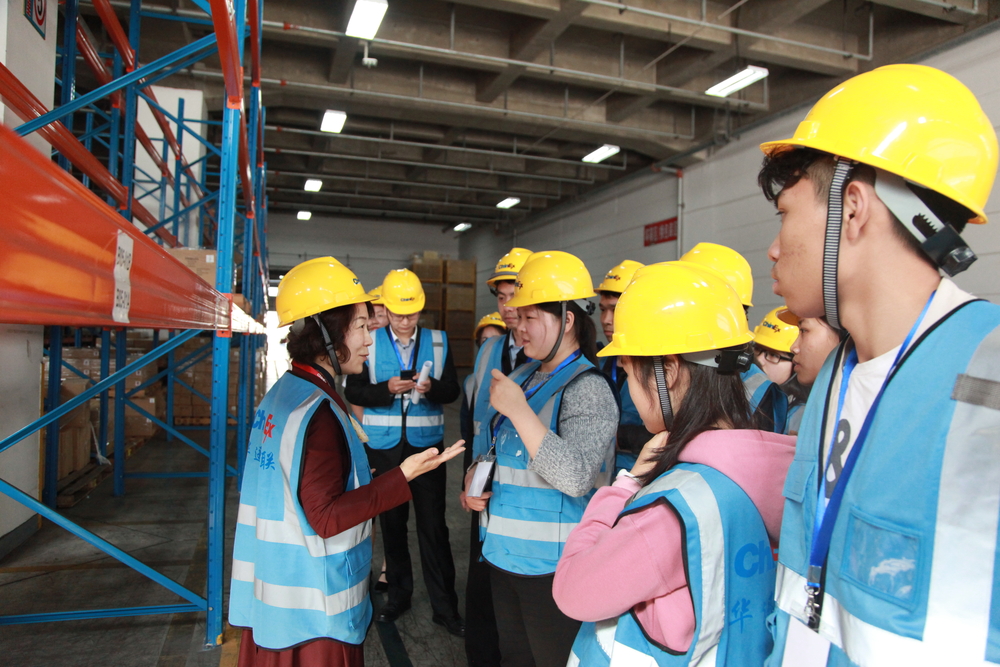 参观企业仓库
