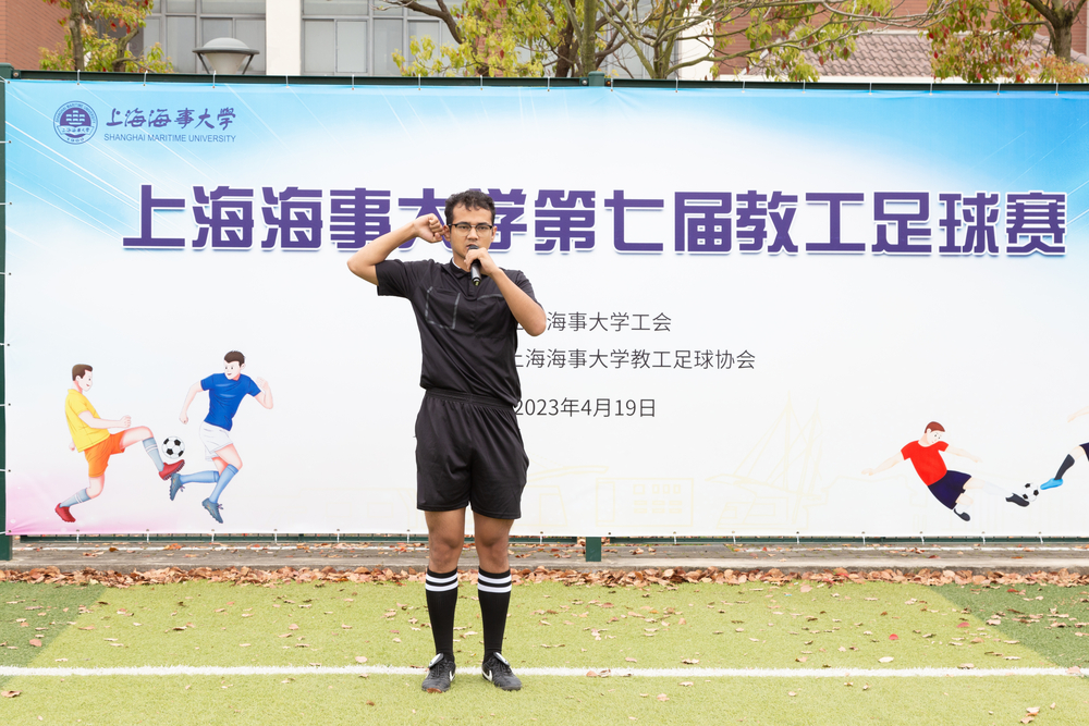 裁判员代表艾孜买提江·艾尔肯宣誓