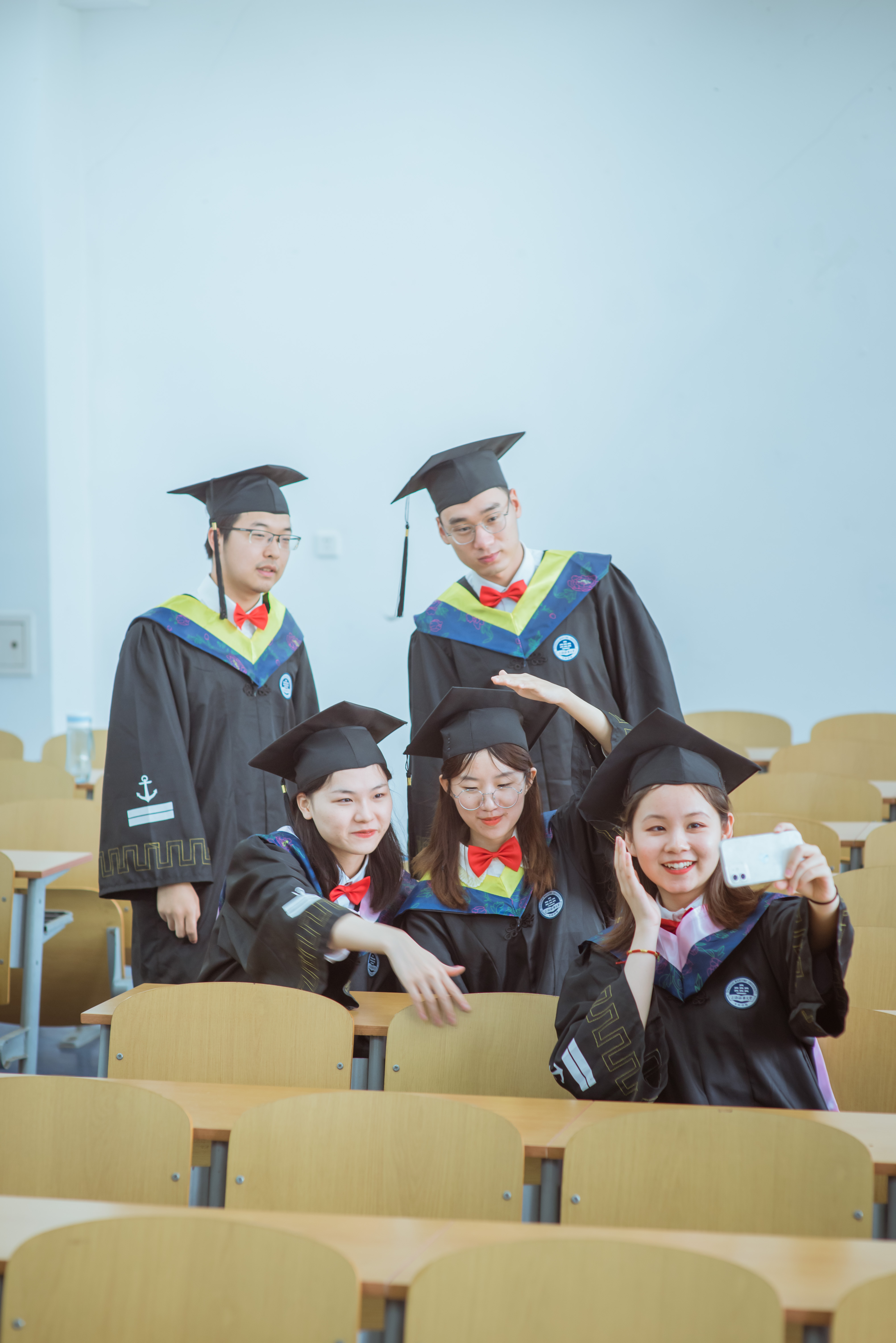 毕业生穿专属学位服合影留念