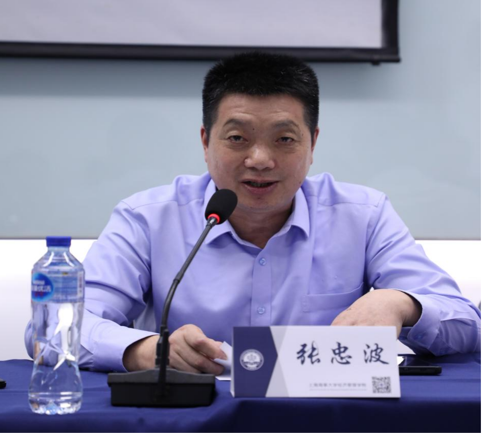 镇江港务集团有限公司党委副书记、工会主席张忠波致辞