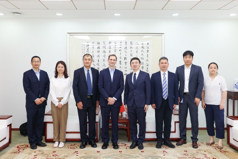 美国船级社大中华区高级副总裁来访学校并为高级海事培训班授课