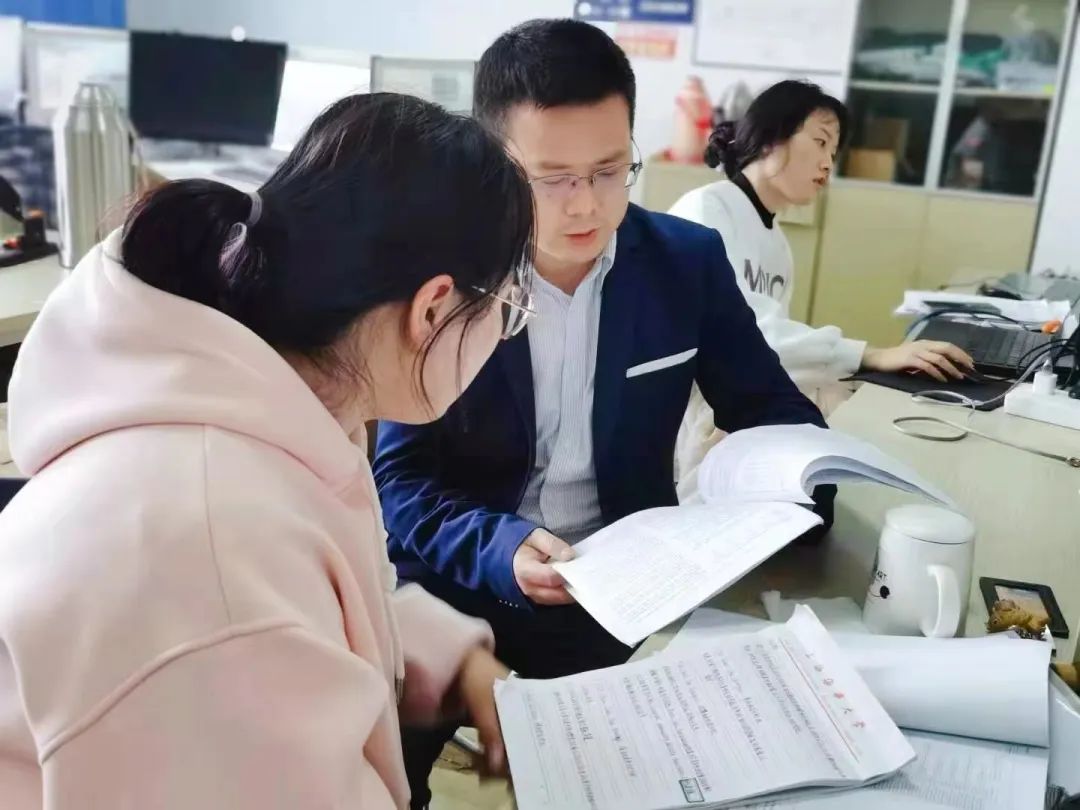 翁金贤老师为学生指导论文