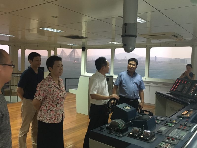 陈瑜局长一行参观商船学院航海模拟器