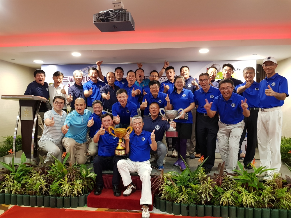 队员们庆祝喜获佳绩