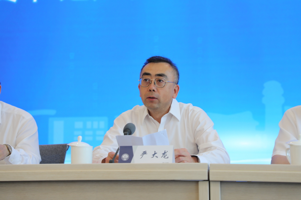 上海海事大学党委副书记、纪委书记严大龙致欢迎辞