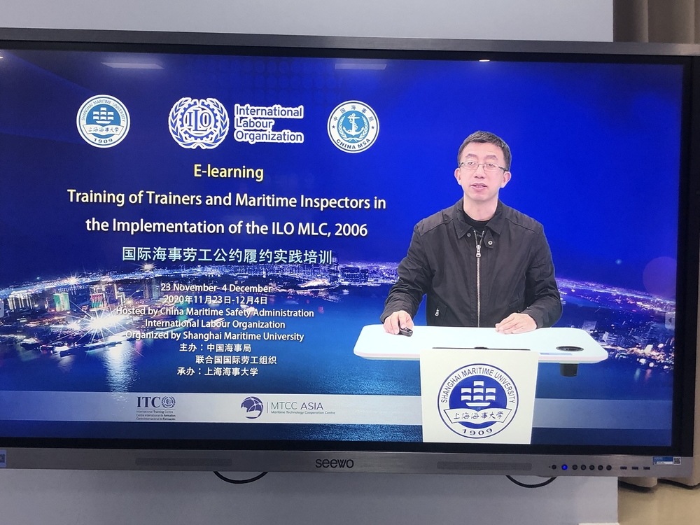 施欣副校长致欢迎辞