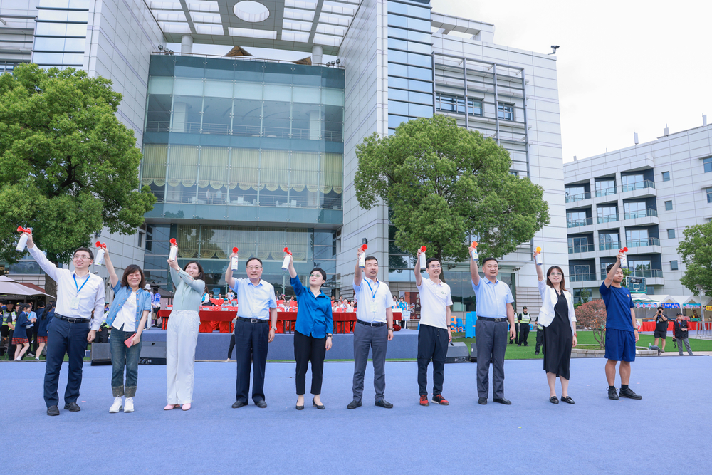 在场领导共同为龙舟赛鸣笛开赛