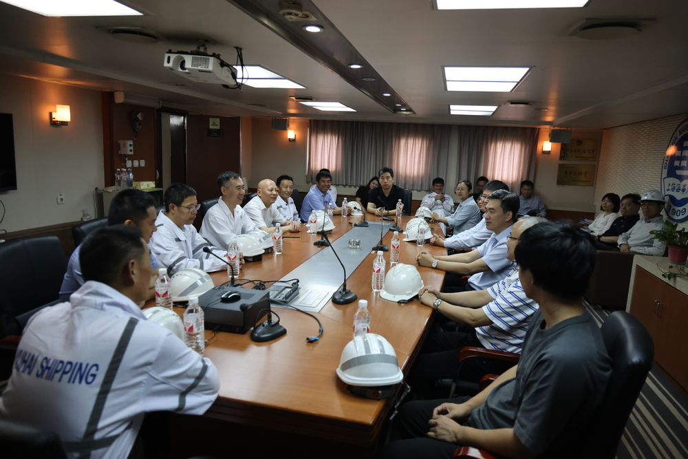 初北平校长赴“育明”轮慰问在船师生并开展科研合作研讨
