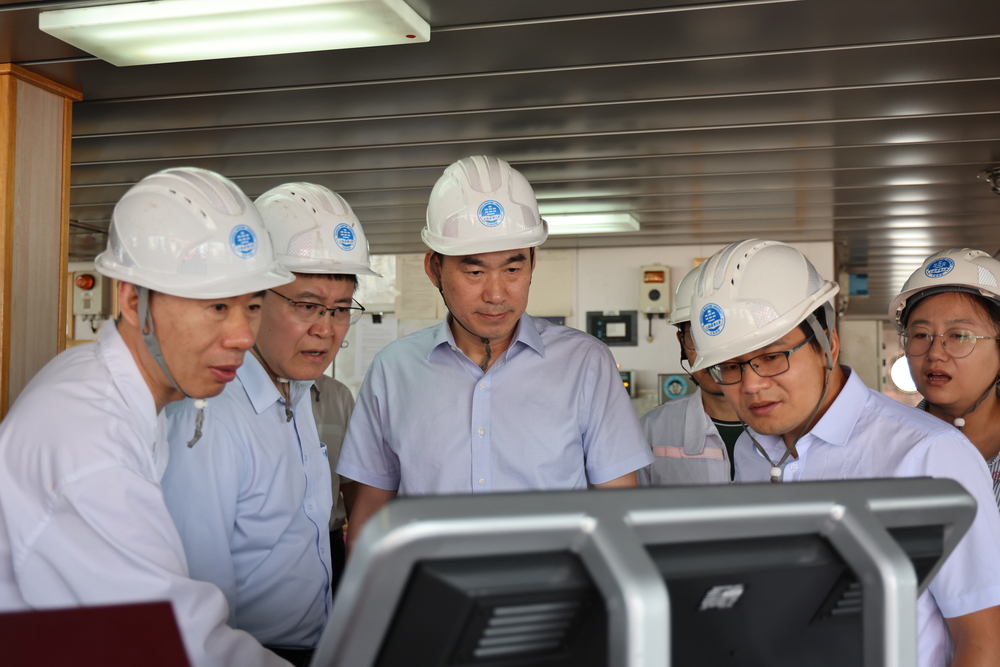 初北平与刘继峰等人调研育明轮设备设施