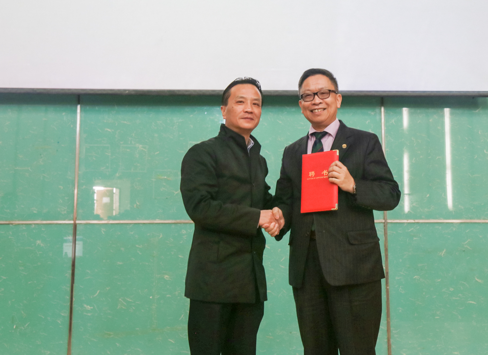 严伟副校长为冯佳培先生颁发客座教授聘书
