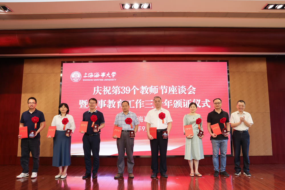 校领导为记功奖励人员教师代表颁发证书和纪念章