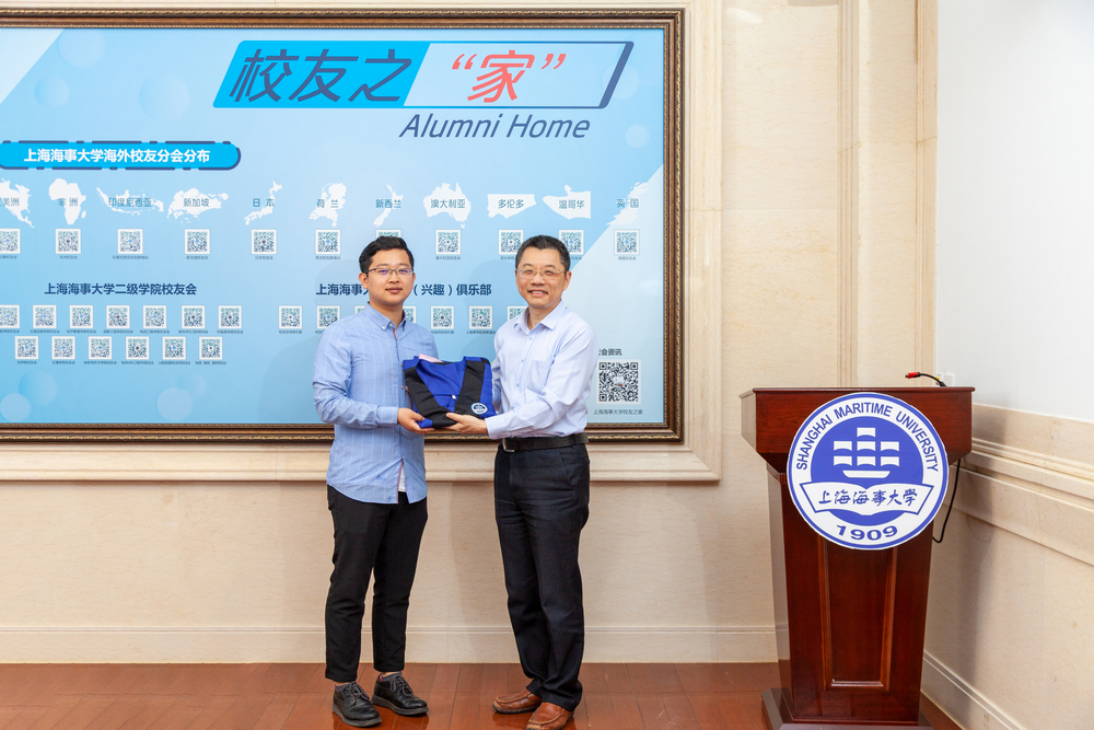 陆靖校长向学生代表赠送学位服