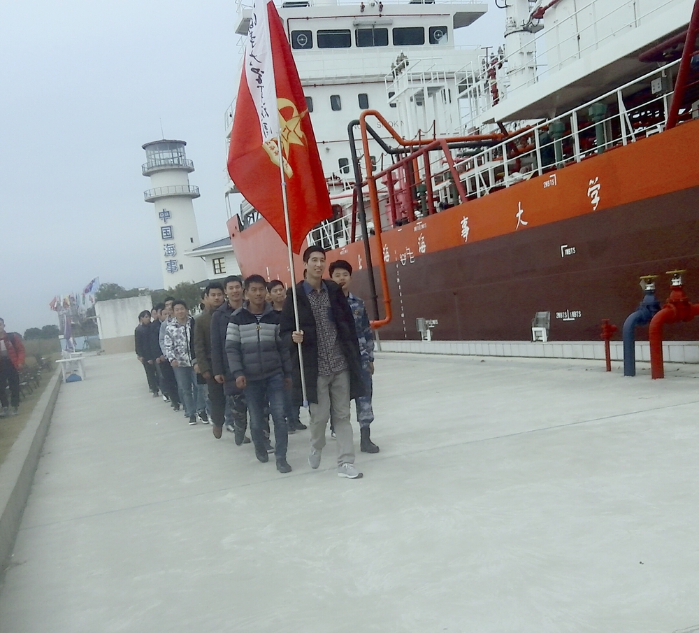 参观“吴淞”号