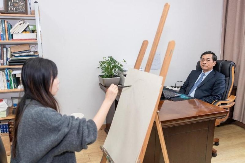 执笔绘丹心，致敬劳动者！——上海海事大学师生为校园一线劳动者画像