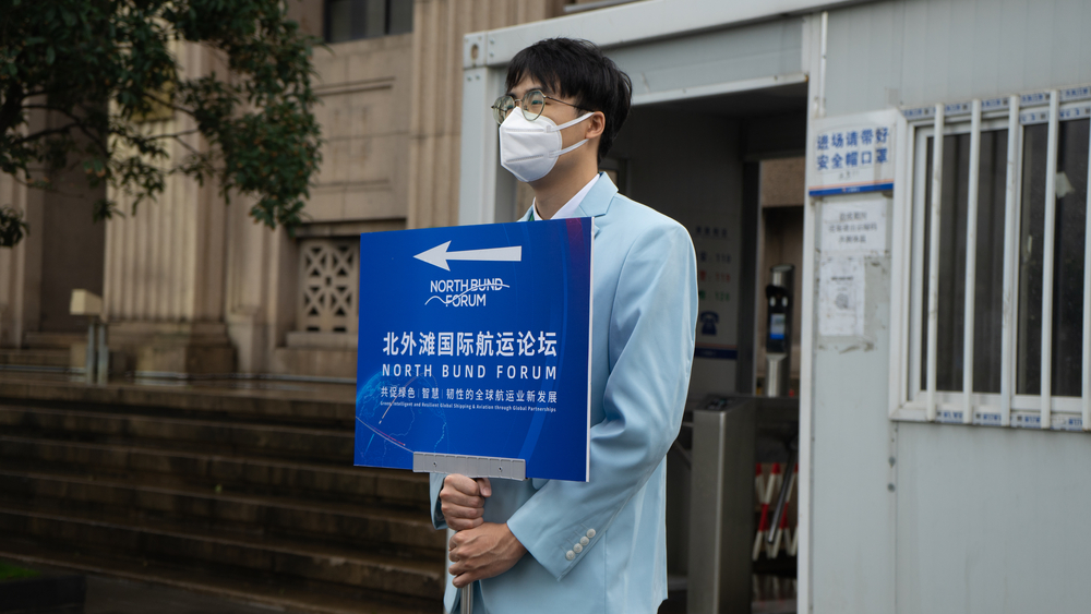 会客厅外场志愿者指引来宾路线