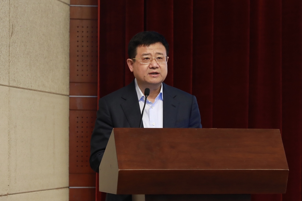 韦立国际集团奖助学金颁奖仪式暨宣讲会在学校举行