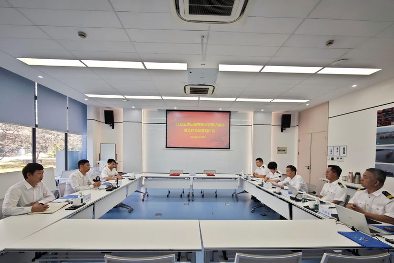 江苏远洋运输有限公司来访座谈暨合作协议签约仪式在学校举行