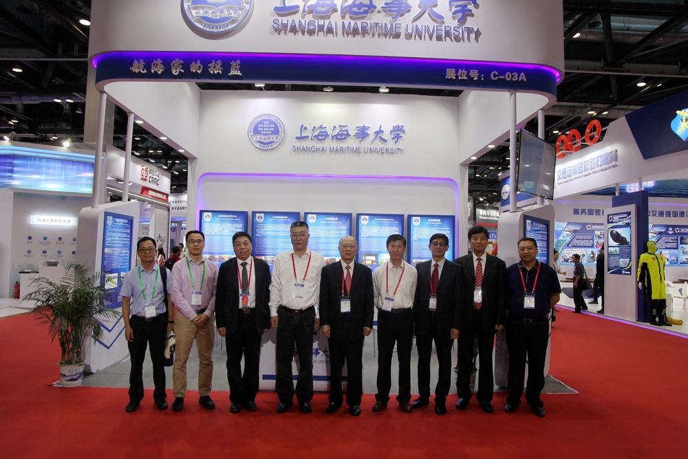 与会领导参观我校展台