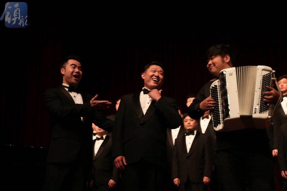 手风琴演奏家许可卿演奏手风琴