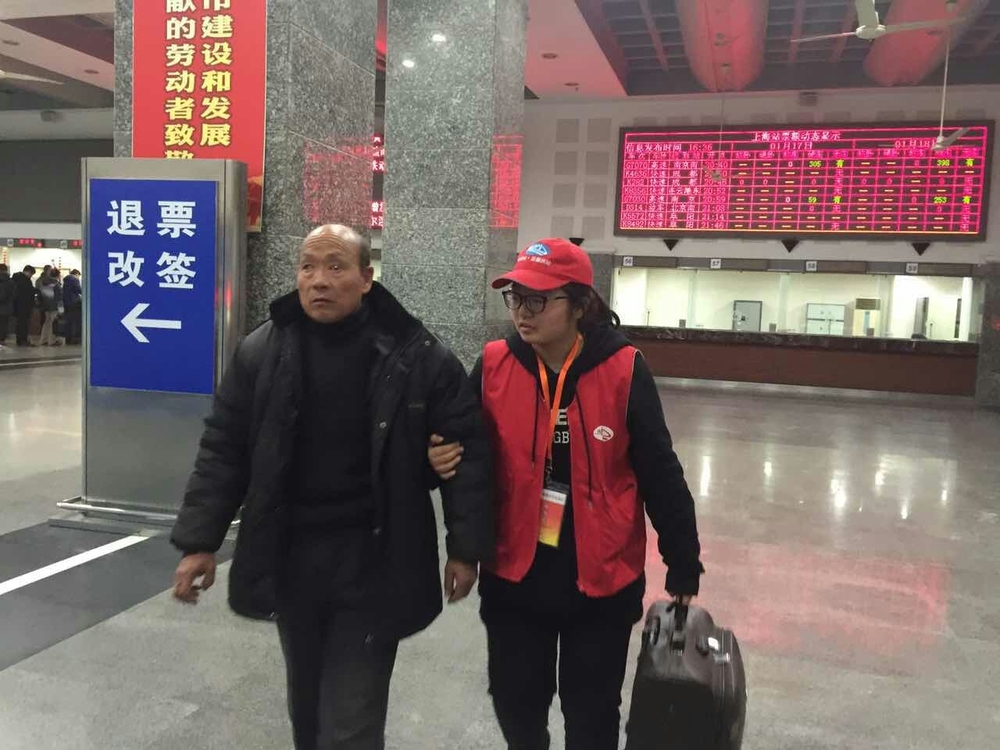 我校学生为春运提供志愿者服务