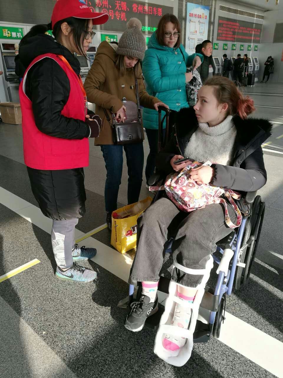 我校学生为春运提供志愿者服务