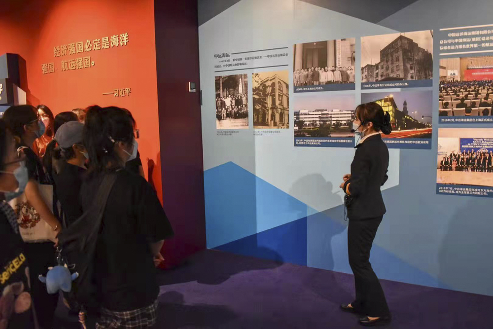 学生聆听解说员讲解